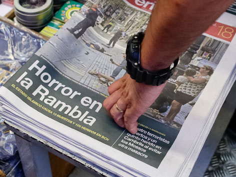 Eine Zeitung mit der Meldung "Horror en la Rambla"