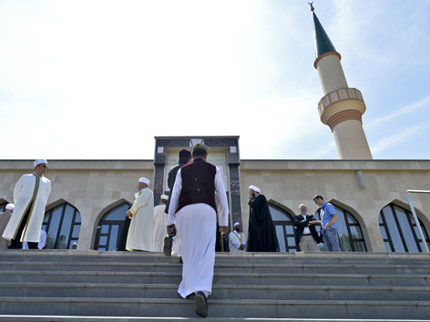 Muslimische Imame vor der Moschee in Floridsdorf