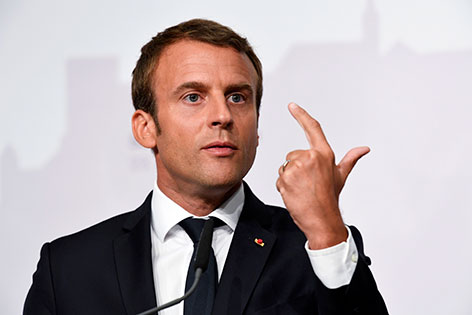 Emmanuel Macron gestikuliert mit den Händen