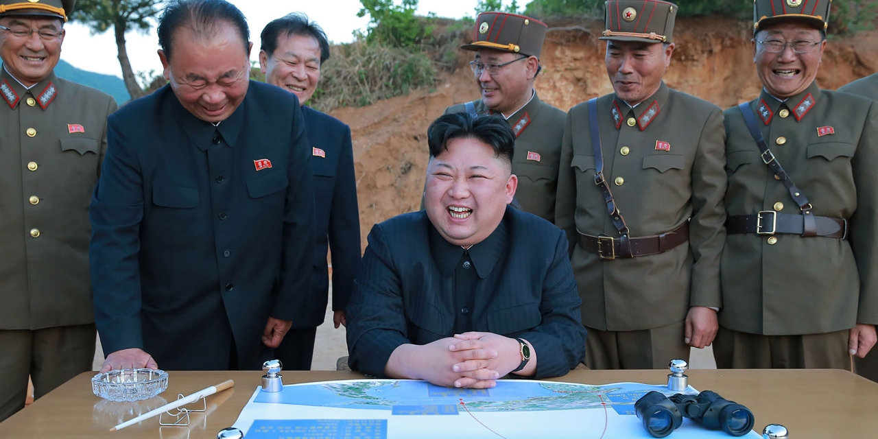 Nordkoreanische Militärs und Kim Yong Un