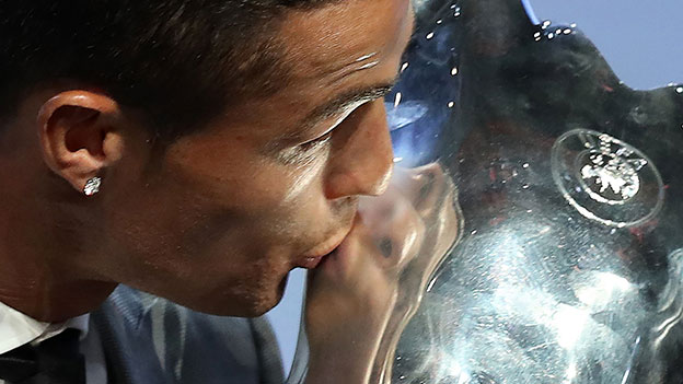 Cristiano Ronaldo küsst Trophäe als Fußballer des Jahres