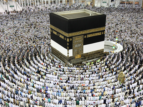 Die Kaaba mit Pilgern