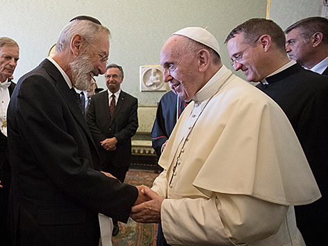Papst Franziskus (rechts) empfängt Rabbis im Vatikan