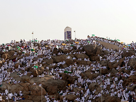 Pilger beim Hadsch auf dem Weg zum Berg Arafat