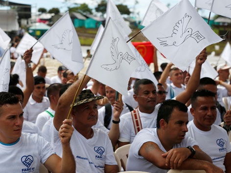 FARC-Anhänger schwenken weiße Fahnen mit Friedenstauben drauf