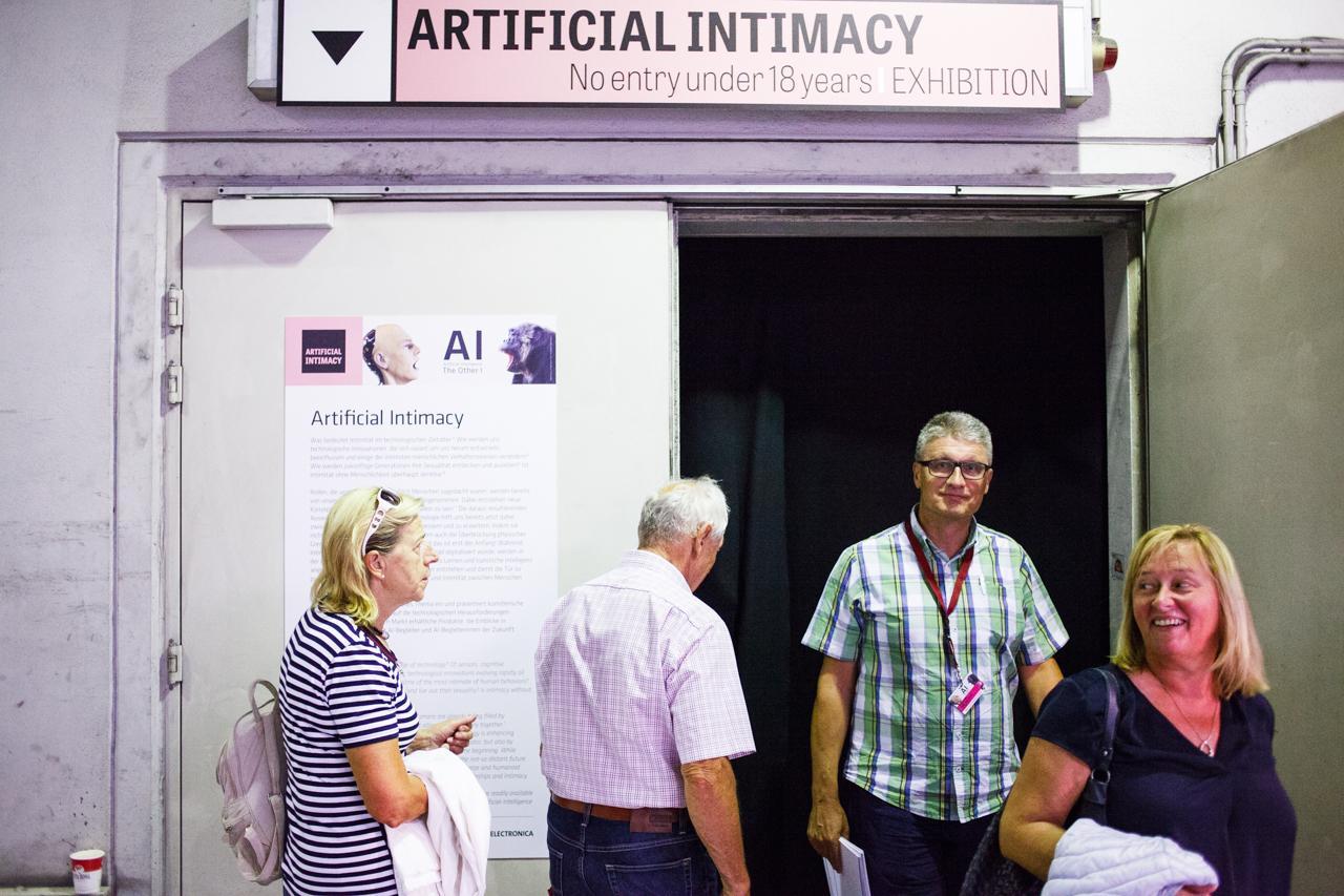 Bilder von der Ars Electronica: Der Eingang zu "Artificial Intimacy"