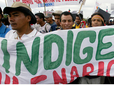 Indigene Kolumbianer bei einem Protest gegen eine Autobahn durch den Urwald