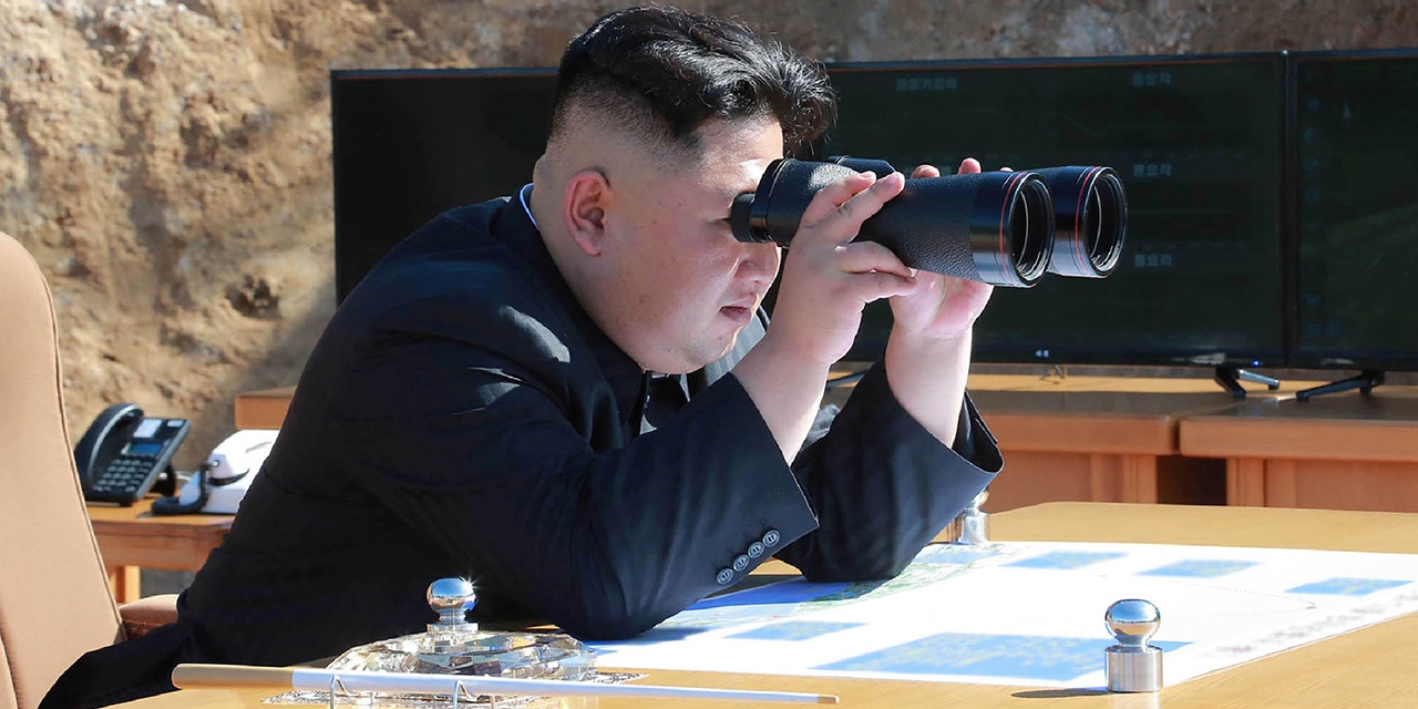 Kim Jong-Un schaut durch ein Fernglas