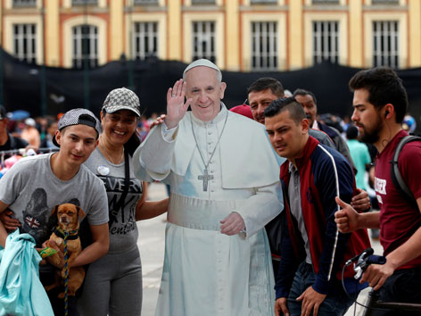 Eine lebensgroße Papstfigur mit Franziskus-Fans