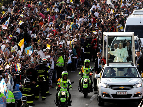Papst Franziskus im Papamobil, Menschenmenge in Bogota, Kolumbien