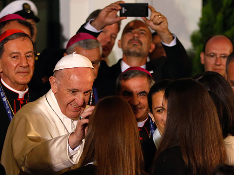 Papst Franziskus begrüßt Gläubige in der Nunziatur in Bogota