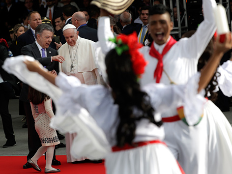 Papst Franziskus und der kolumbianische Präsident Juan Manuel Santos bei einer Begrüßungszeremonie in Bogota, Kolumbien