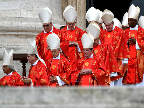 Kardinäle gehen zu einer Messe im Vatikan