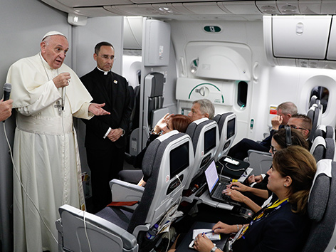 Papst Franziskus auf der "fliegenden Pressekonferenz" am Rückflug von Kolumbien