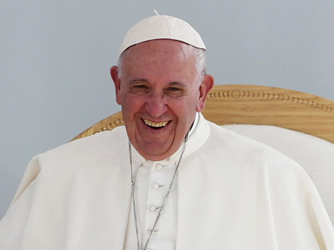 Papst Franziskus lachend