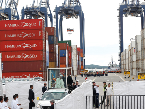 Papst Abschlussmesse Kolumbien Containerhafen