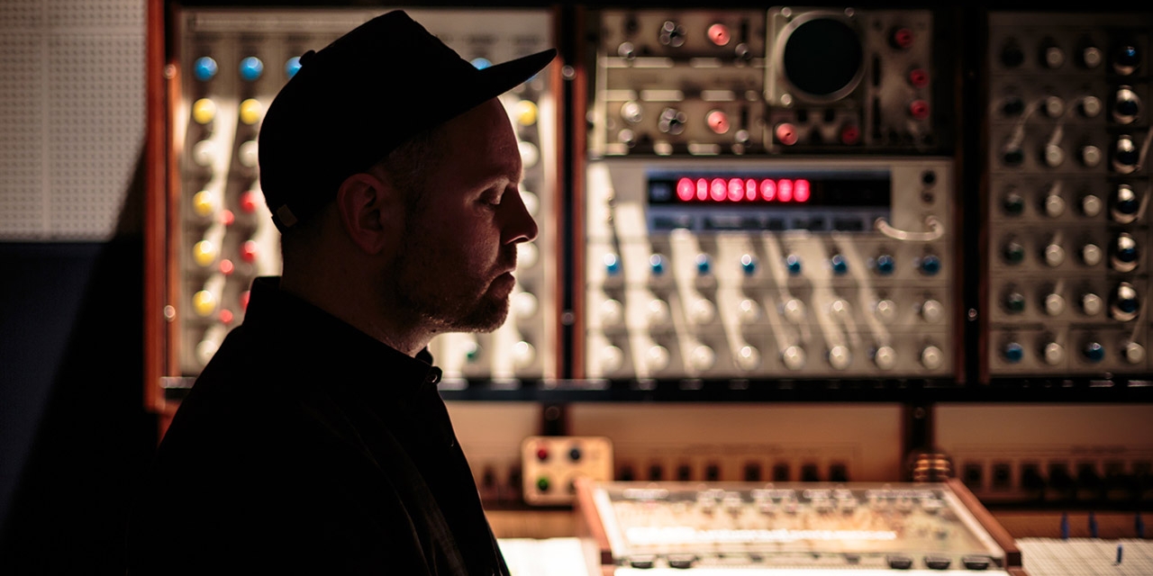 DJ Shadow vor Studio Equipment