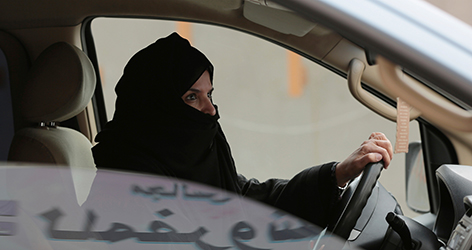 Arabische Frau fährt Auto