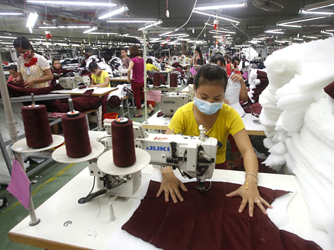 Textilarbeiterinnen in einer Fabrik in der Provinz Bac Giang nahe Hanoi, Vietnam