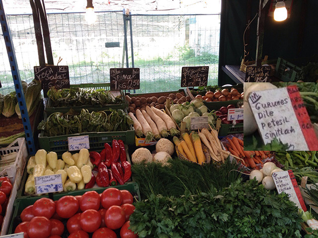 Marktstand mit Gemüse und einem Schild, Aufschrift: "Sinitlah"