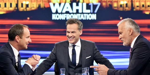 ÖVP-Kandidat Josef Moser (R), Moderator Tarek Leitner (M) und Neos-Spitzenkandidat Matthias Strolz in der ORF-Wahlkonfrontation.