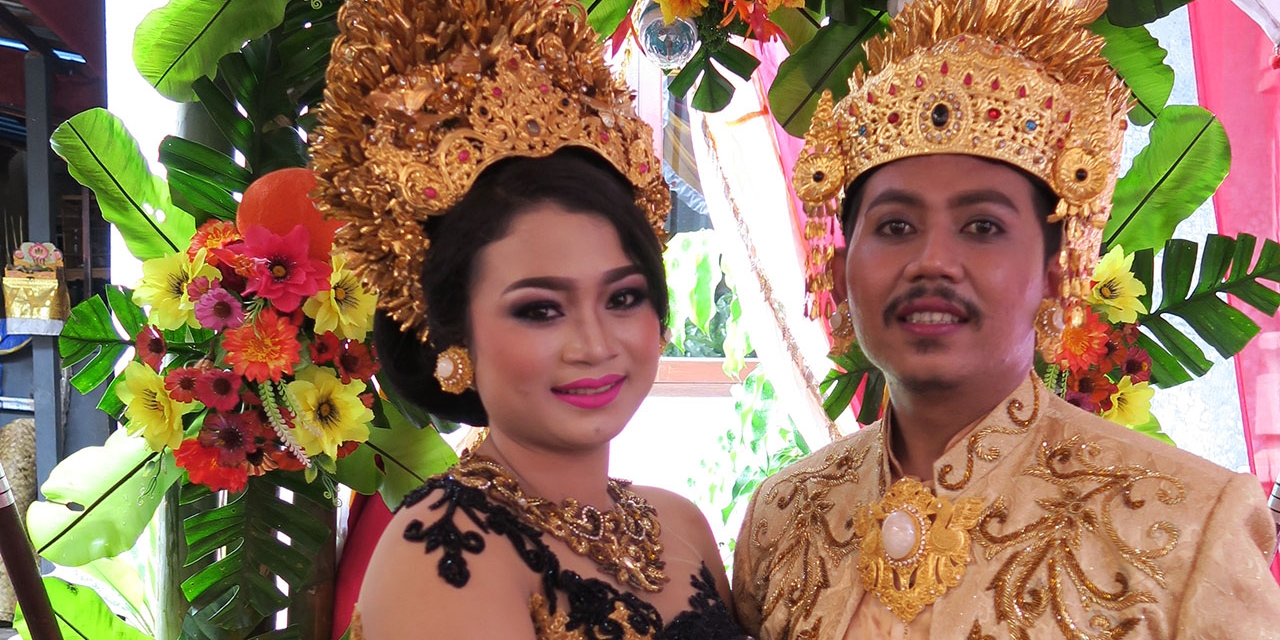 Balinesisches Brautpaar, ganz in Gold und Seide