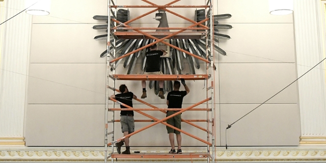 Montage der "Adlerkopie" im Redoutensaal in der Hofburg