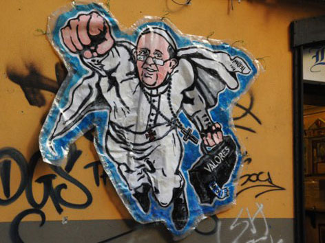 Comic von Papst Franziskus als Superman auf einer Hauswand. Die Comics stammen von dem Straßenkünstler Mauro Pallotta