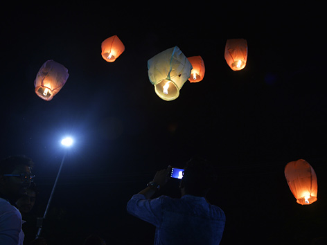 Menschen lassen zu Diwali Lampions steigen