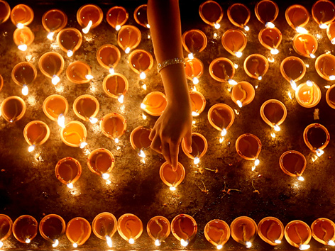 Öllampen werden zu Diwali entzündet