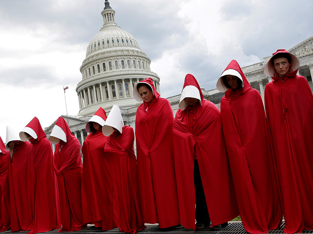 Im "Handmaids Tale"-Stil verkleidete Frauen, die im Juli 2017 vor dem US-Kapitol in Washington demonstrieren