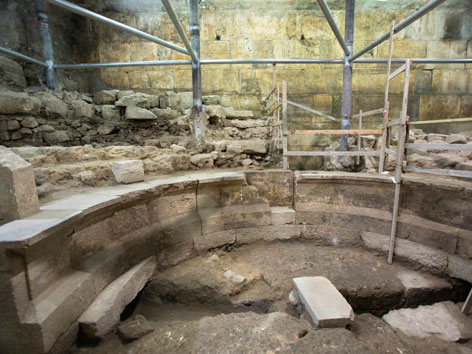 Ein 1.800 Jahre altes römischer Rundbau (möglicherweise ein Theater) wurde neben der Klagemauer ausgegraben