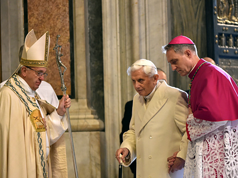 Papst Franziskus, der frühere Papst Benedikt XVI. und Erzbischof Georg Gänswein