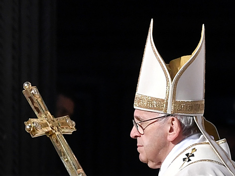 Papst Franziskus leitet eine Messe auf dem Petersplatz