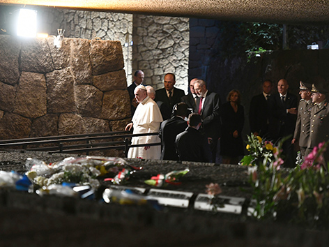 Papst Franziskus an der NS-Opfer-Gedenkstätte in den ardeatinischen Höhlen