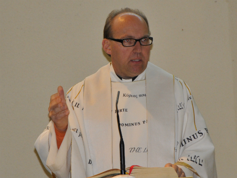 Bischofsvikar Hermann Glettler am Ambo in starker Gestik, während er spricht