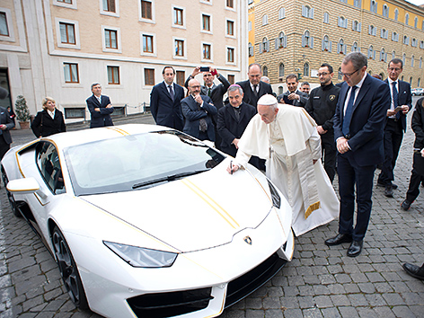 Papst Franziskus mit Lamborghini