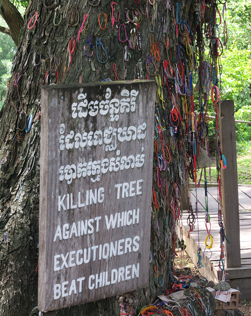 Killing Tree mit Armbändern behängt