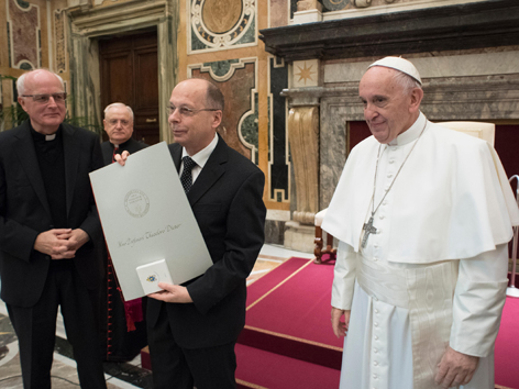 Papst Franziskus mit Theodor Dieter bei der Ratzinger-Preis Verleihung