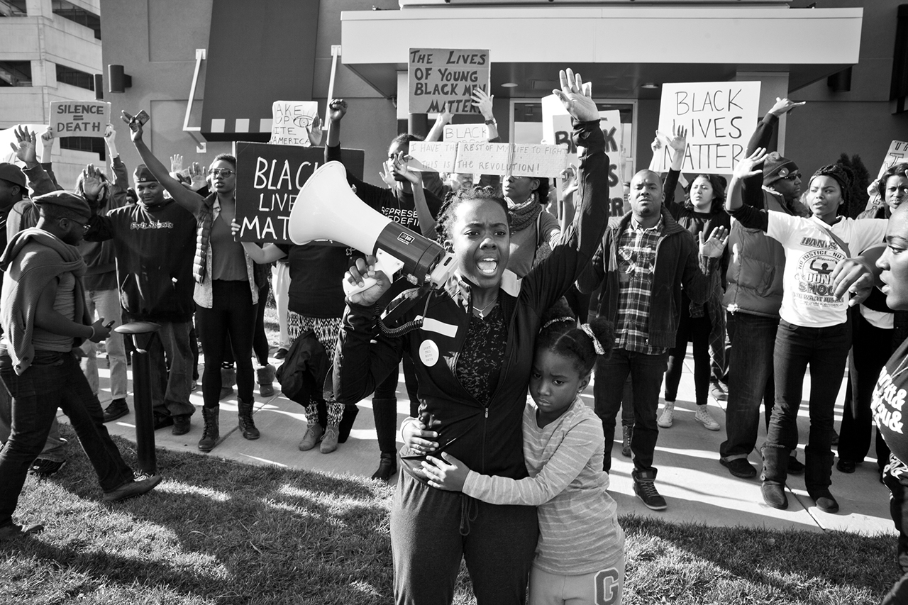 Eine schwarze Frau und "Black-Lives-Matter-Protestierende, Filmstill aus "Whose Streets"