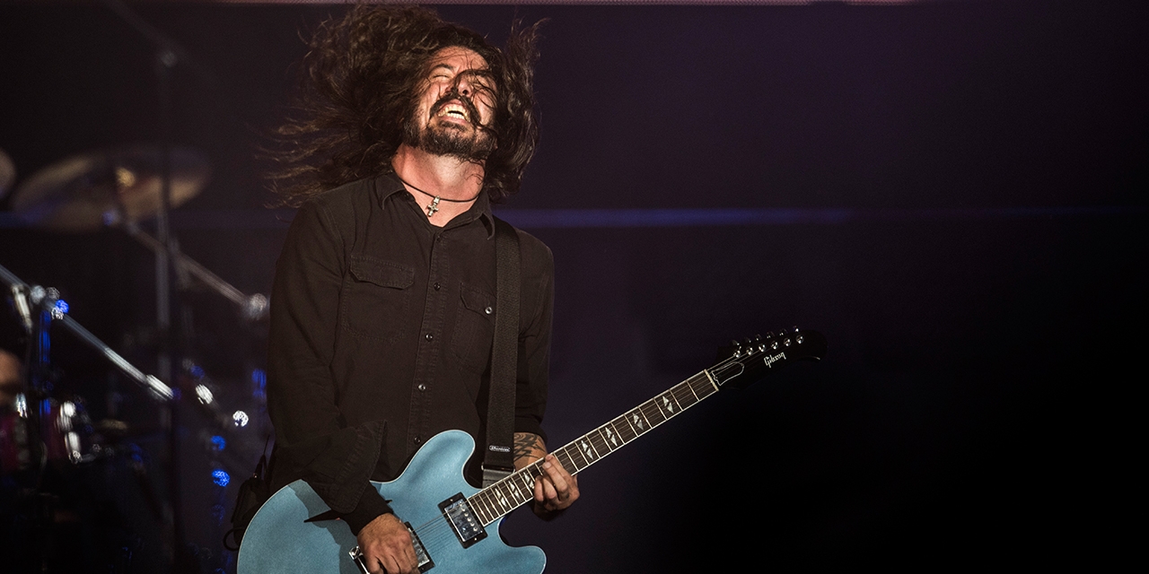 Dave Grohl von den Foo Fighters mit Gitarre