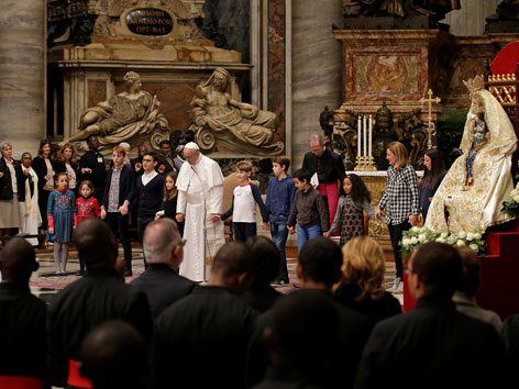 Papst Franziskus mit Kindern bei seinem Friedensgebet für Südsudan und Kongo im Petersdom