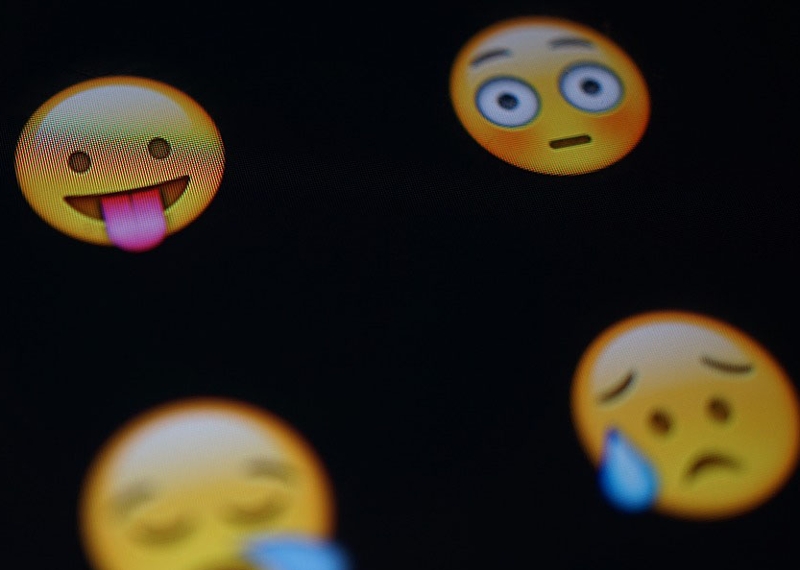 Emojis auf schwarzem Hintergrund