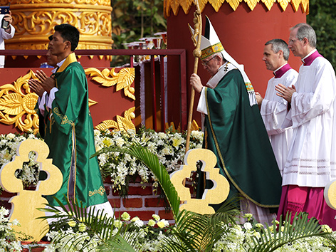 Papst Franziskus feiert eine Messe in einem Stadion in Rangun, Myanmar