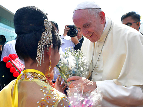 Papst Franziskus erhält von einer Frau ein Geschenk, Besuch in Myanmar