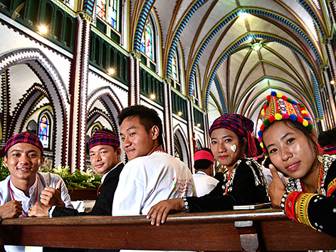 Junge Menschen bei einer Messe von Papst Franziskus in der Marienkathedrale von Rangun