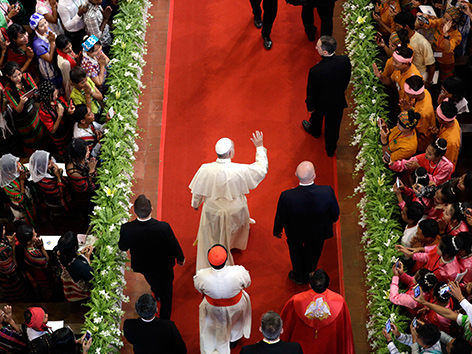 Papst Franziskus bei einer Messe in der Marienkathedrale von Rangun