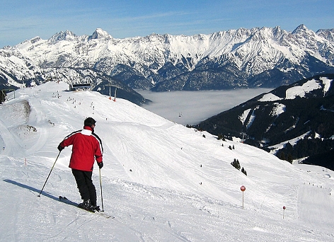 Ein Skifahrer auf der Piste