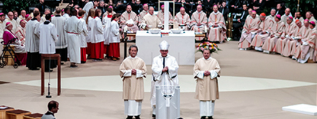 Geistliche und Ministranten in festlicher Versammlung rund um den Altar