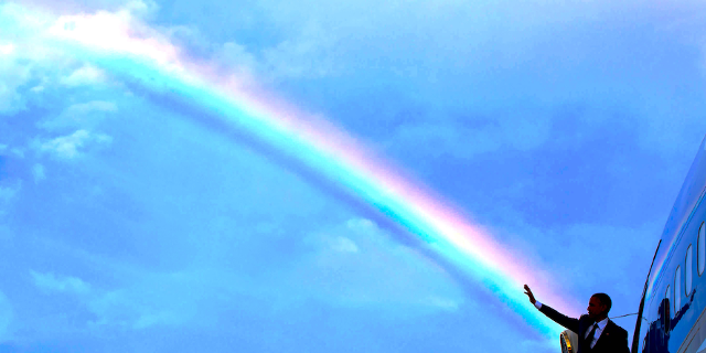 Obama steigt in Flugzeug unter einem Regenbogen
